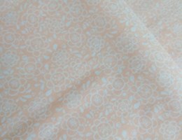 Floral discreto Branco sobre Péssego claro