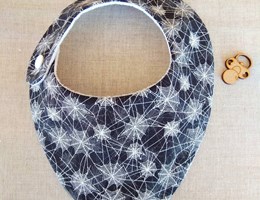 Babete " Boo!" - Tons : Preto-Branco-Cinza
