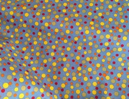 Bolas e pintas sobre azul seco